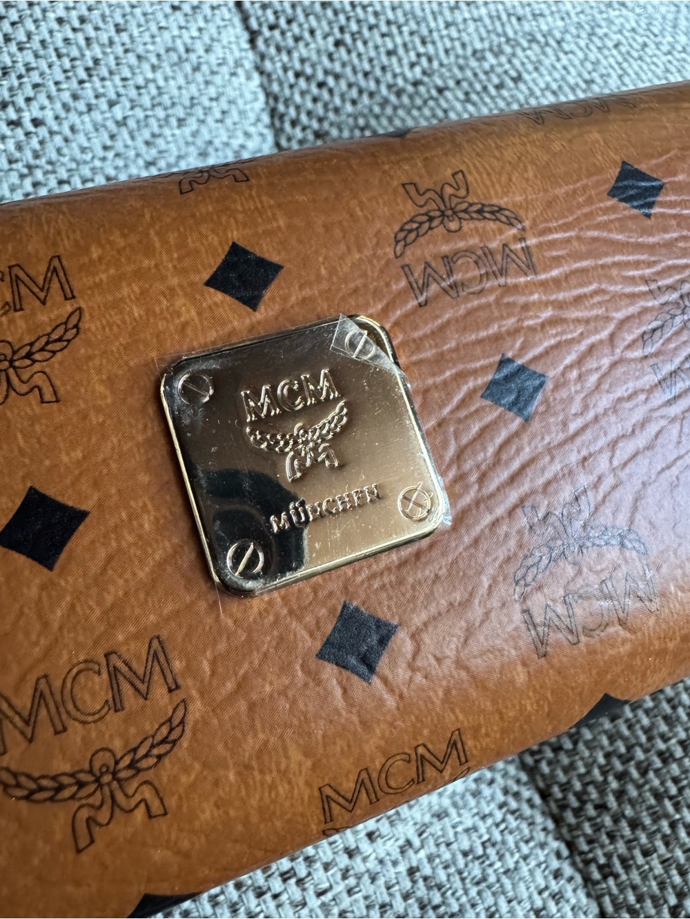 MCM Cognac hard shell sunglass case with Gold colored Plaque - Picture 3 of 7